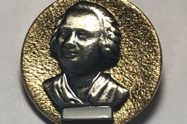 Medalla de solapa de oro y platino con la imagen de Lomonosov, el gran científico ruso de la Ilustración.