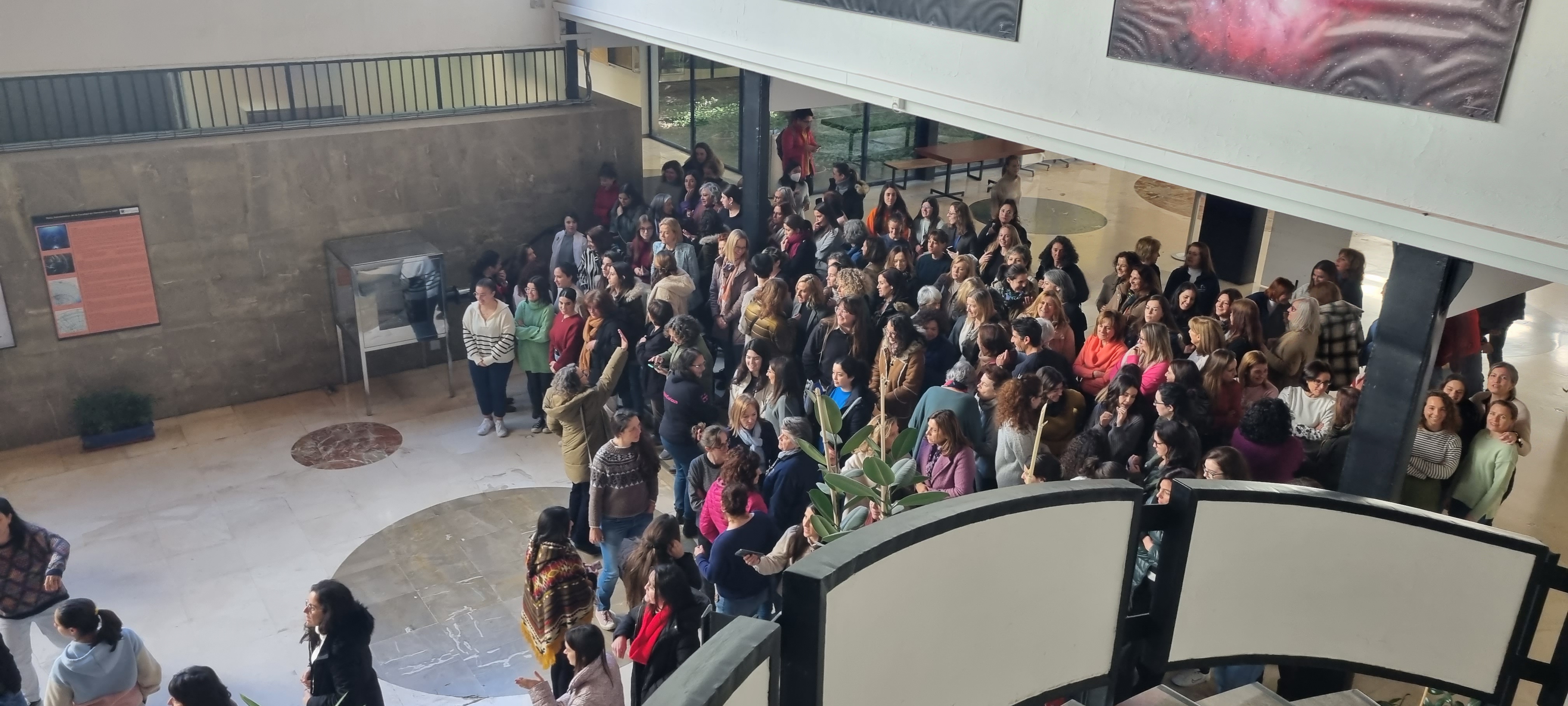 Foto en el Hall de la Facultad de Ciencias - Día internacional de la Mujer y la Niña en la Ciencia 2023 1