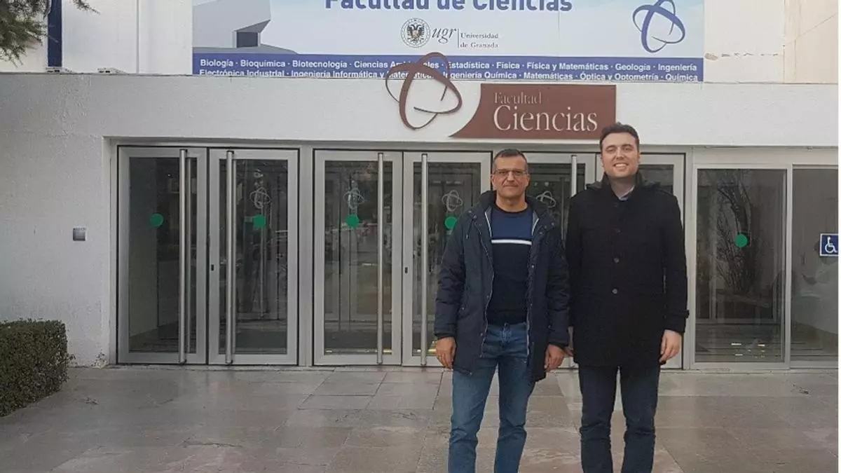 El investigador de la Facultad Juan Bautista Roldán participa en la propuesta de un cambio sustancial en los materiales con los que se fabrican los transistores de última generación para chips de alto rendimiento 